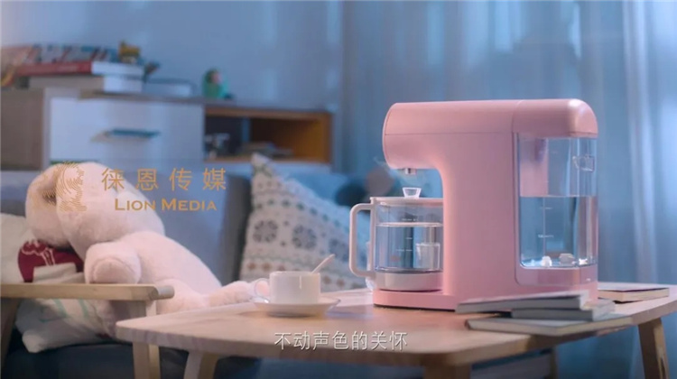家樂(lè)事P40凈飲機(jī)直接過(guò)濾自來(lái)水變?yōu)榧儍羲⒓訜? /> 
	</center>
	<p>
		此次接入華為HiLink智慧生活生態(tài)圈的家樂(lè)事樂(lè)喝凈飲機(jī)是一款全新開(kāi)發(fā)的凈飲一體機(jī)，本著“鮮水煮出好生活”的開(kāi)發(fā)設(shè)計(jì)理念，用超前的用戶(hù)場(chǎng)景思維著力于解決獨(dú)居老人、單身情侶、職場(chǎng)新人、中年婦女、職業(yè)女性等，圍繞廚房、臥室、客廳、書(shū)房、辦公室等應(yīng)用場(chǎng)景，用凈、飲、燉、煮、煲等實(shí)用性功能來(lái)呈現(xiàn)產(chǎn)品價(jià)值，外加無(wú)縫嵌入華為生態(tài)系統(tǒng)，實(shí)現(xiàn)智慧生活互聯(lián)互通，產(chǎn)品一經(jīng)上市，深受消費(fèi)者信賴(lài)。
	</p>
	<center>
		<img src=